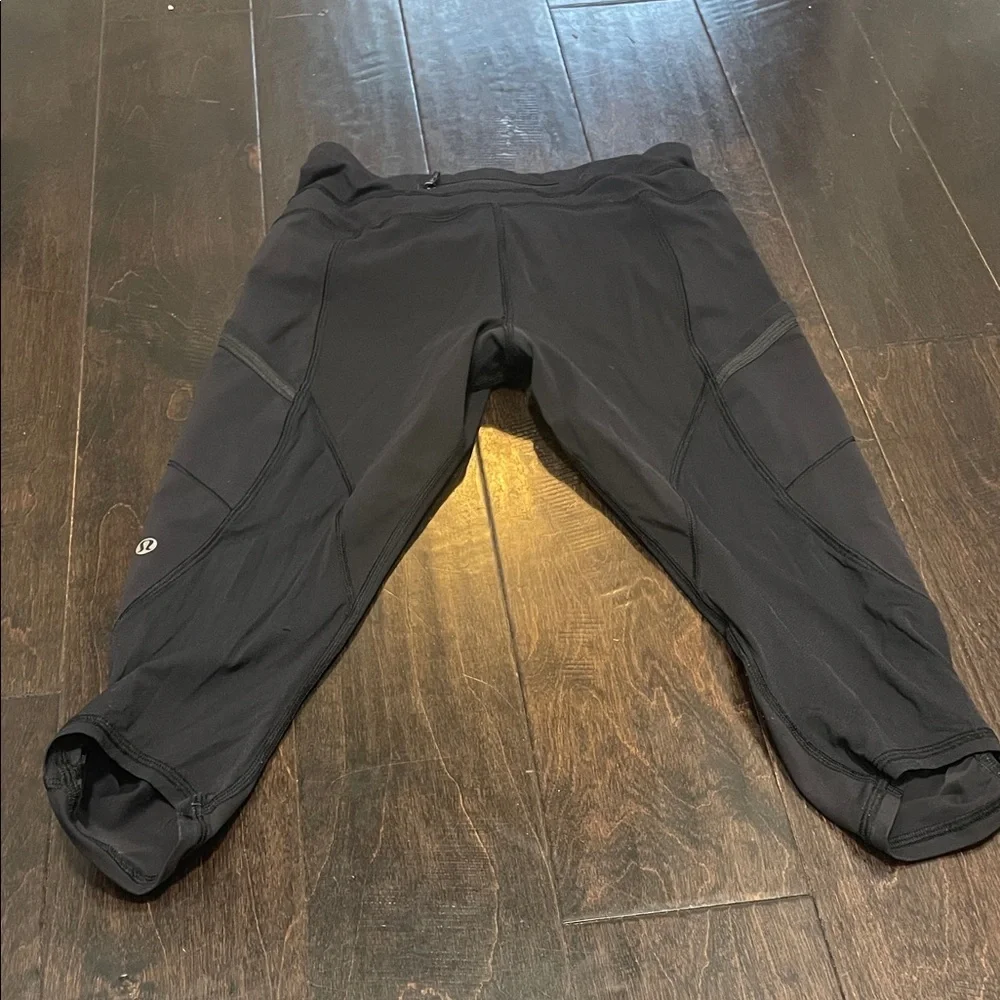 Lululemon Hot Yoga Running size 6 Zippers, pockets, Cropped Leggings
